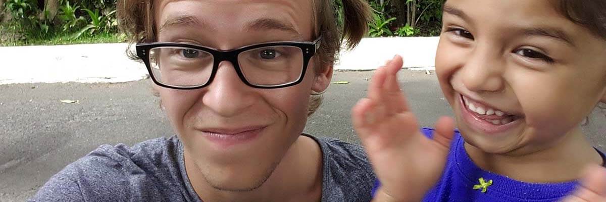 Selfie von Freiwilligem mit Kind