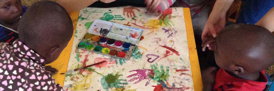 Kinder malen mit Wasserfarben