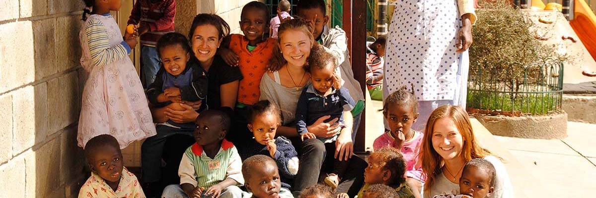 Kindergruppe mit Freiwilliger