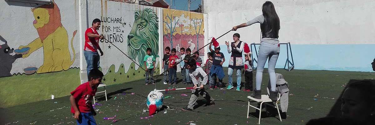 Kind schlägt Pinata auf Seil