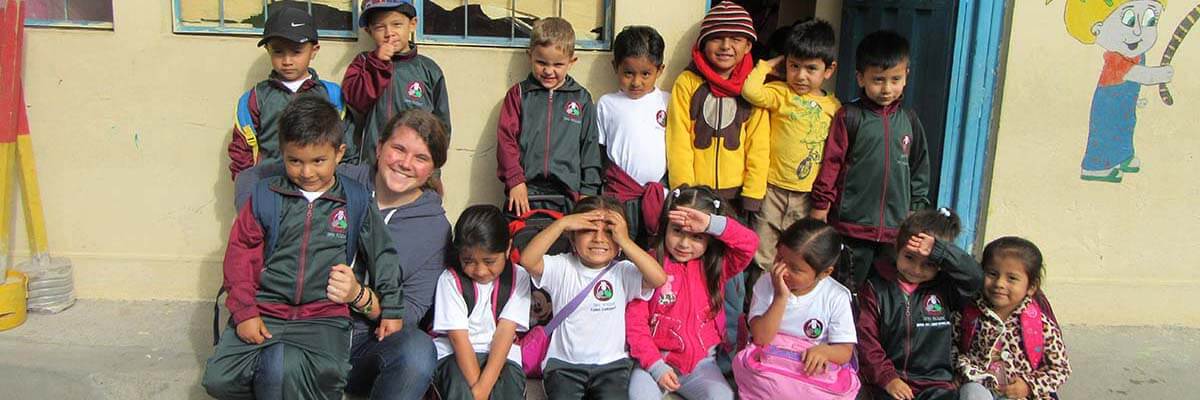 Gruppenfoto mit Schulkindern
