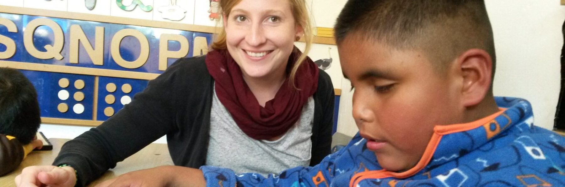 Schüler bedient Abakus
