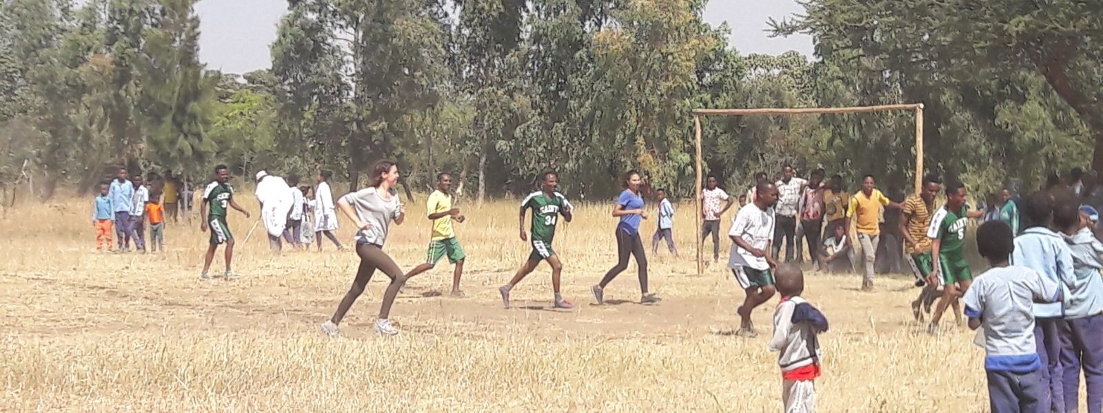 Fußball spielende Menschen