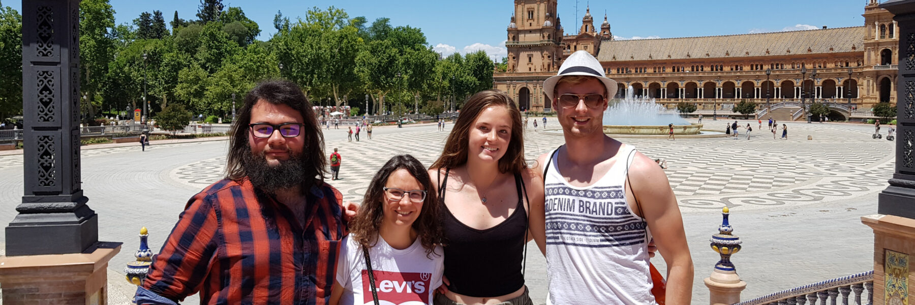 Freiwillige beim Sightseeing in Sevilla