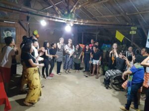 junge Menschen feriern gemeinsam