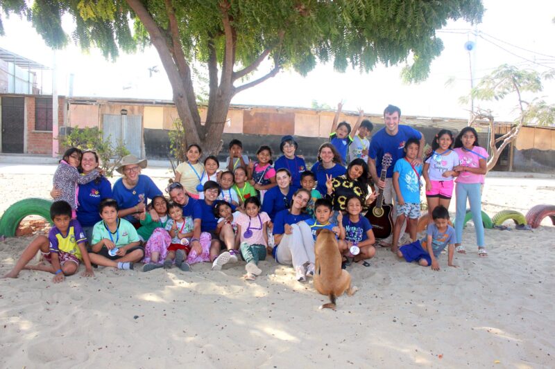 c Jesuit Volunteers Ein Gruppenfoto mit Kindern und Freiwilligen.
