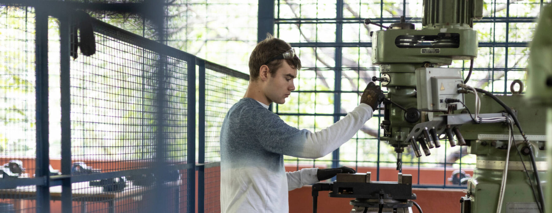 ein junger Mann arbeitet an einer Maschine