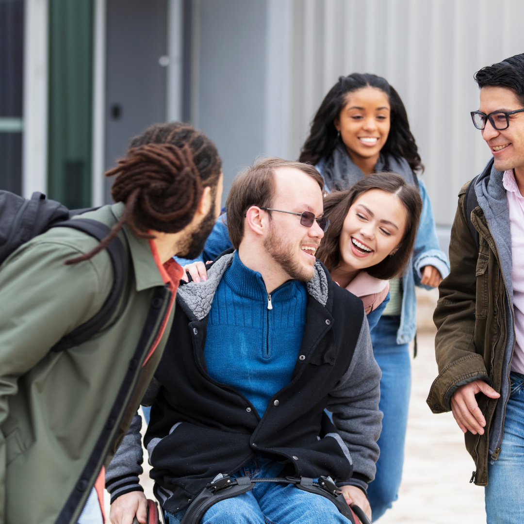 ©iStock.com kali9 eine Gruppe von Menschen, eine Person sitzt im Rollstuhl ©iStock.com kali9