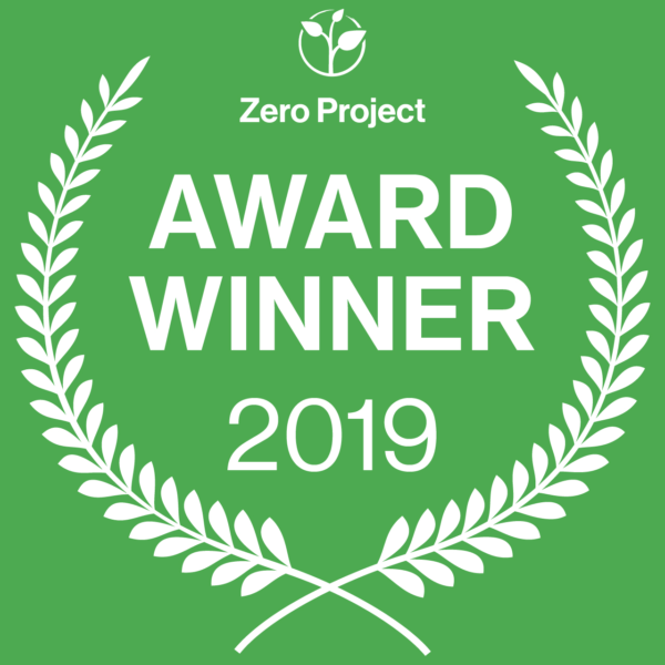 ein grüner Hintergrund, darauf steht: "Zero Project, Award Winner 2019"