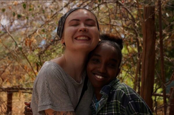 Stephanie mit ihrer Freundin Sally, die sie in Kenia kennengelernt hat. Das Foto ist auf einer gemeinsamen Reise nach Samburu im Norden Kenias entstanden