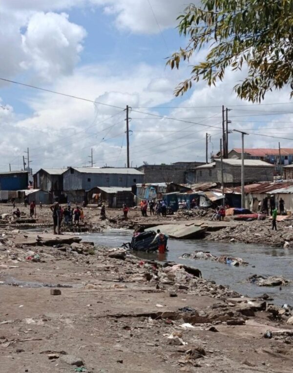 Am 6. März 2026 kam es aufgrund schwerer Regenfälle zu großflächigen Überschwemmungen in Nairobi. Das Bild zeigt die Auswirkungen im Mukuru Slum, wo viele Häuser zerstört oder weggeschwemmt wurden. In den Wochen danach koordinierte das Social Office der St. Bakitha Primary School Hausbesuche und Spenden zur Unterstützung der Betroffenen