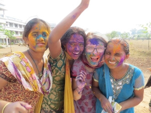 Holi feiernde junge Frauen die mit Farbe bunt bemaltsind