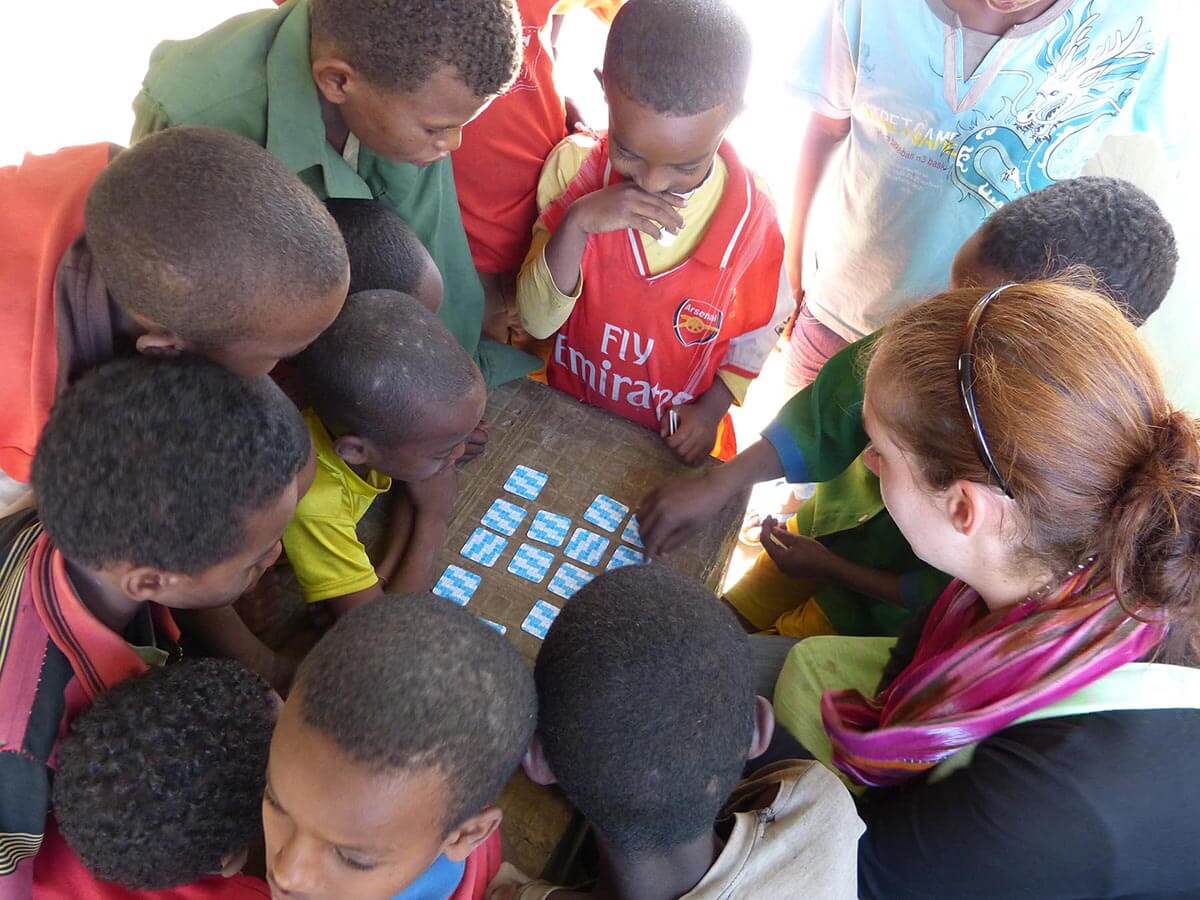 Bild: Kinder beim Memory spielen