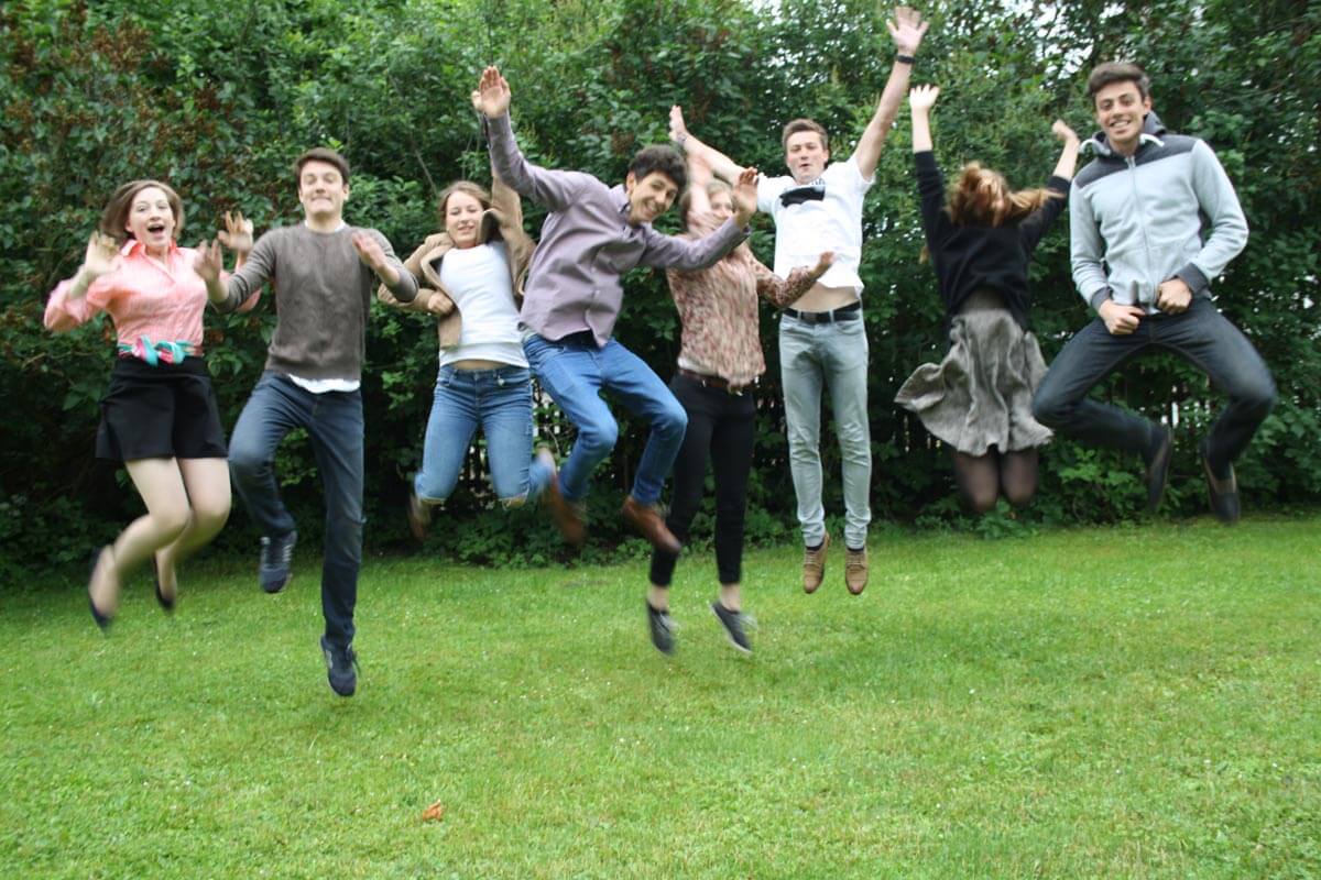 Bild: Freiwillige springen und haben Spaß