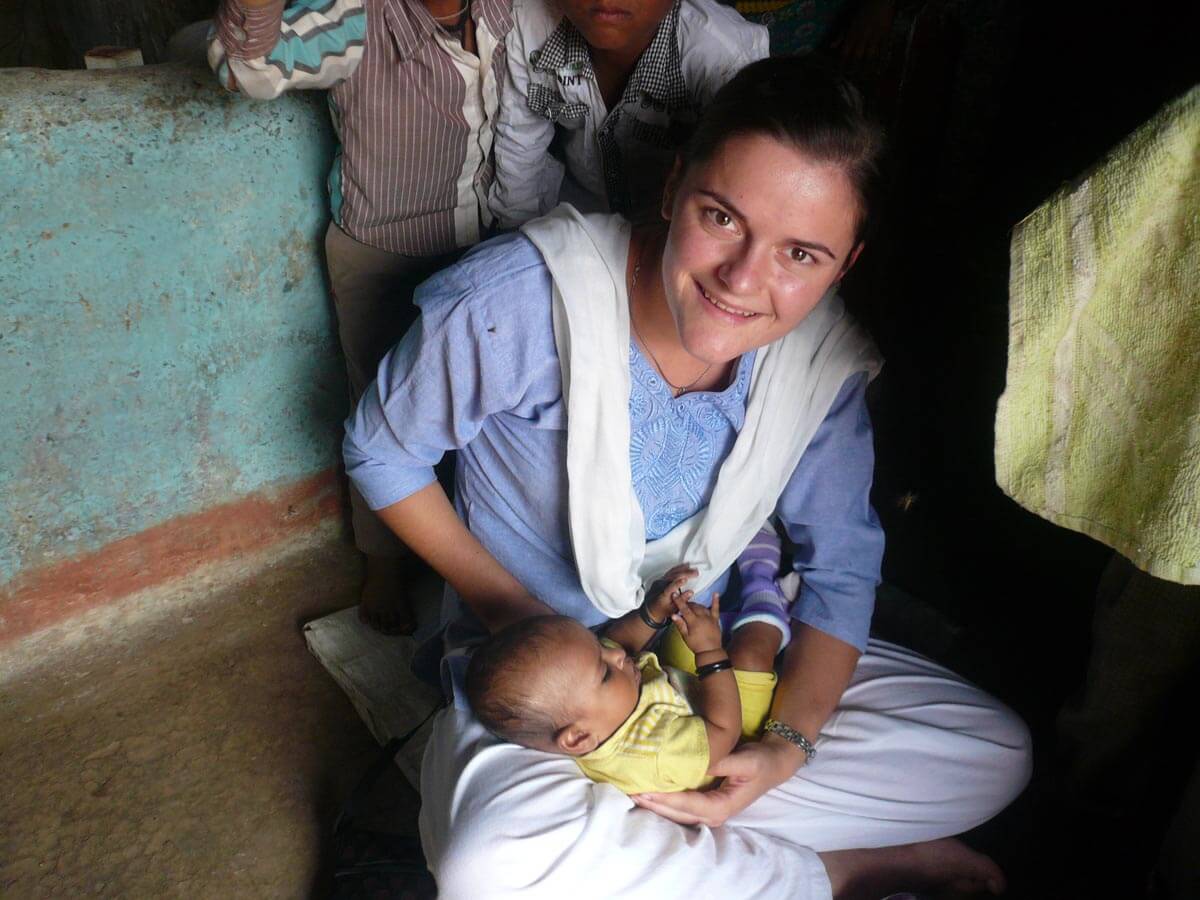 Bild: Freiwillige mit Baby