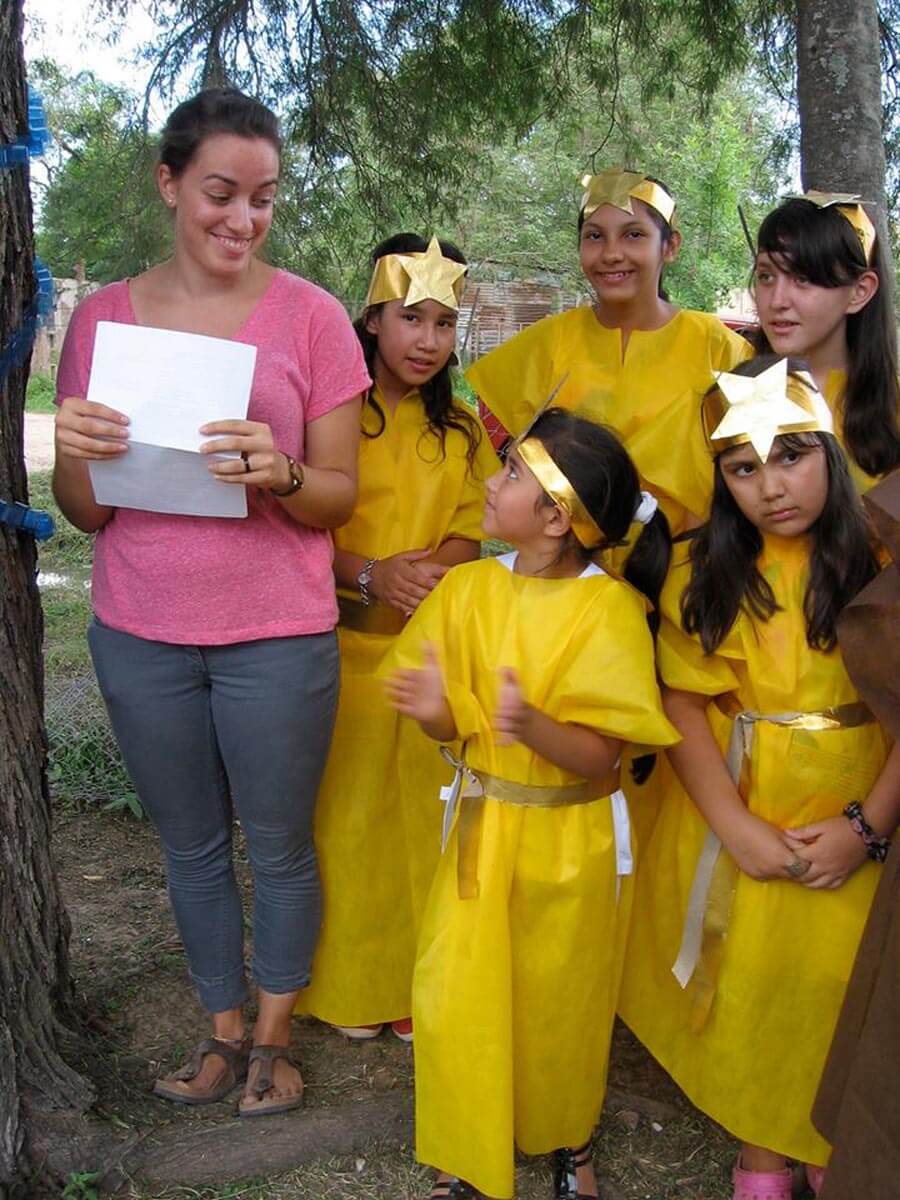 Bild: Freiwillige mit verkleideten Kindern