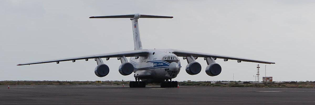 Flugzeug steht auf der Landebahn