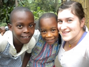 Mädchen macht Selfie mit zwei einheimischen Kindern