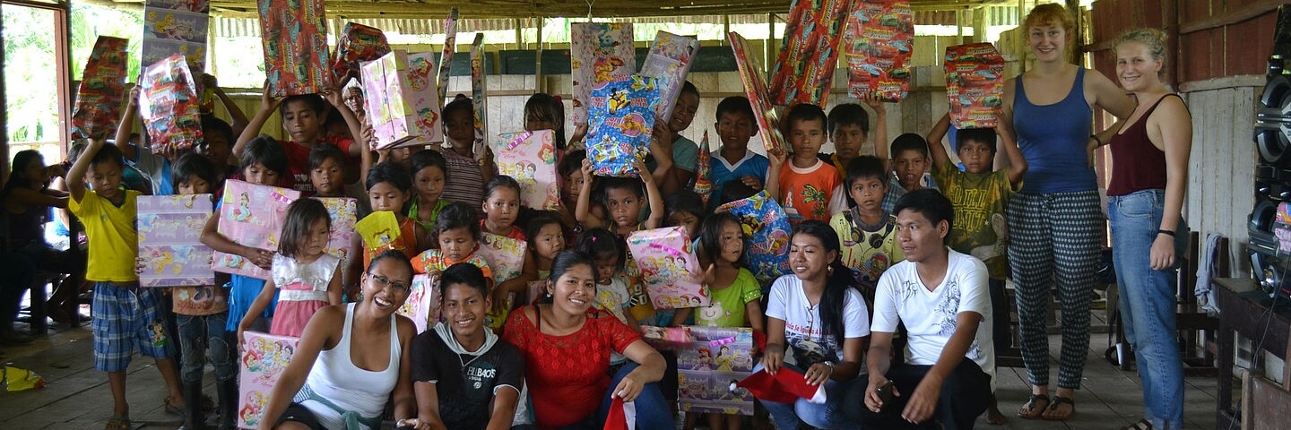 Bild: Kinder halten Geschenke hoch