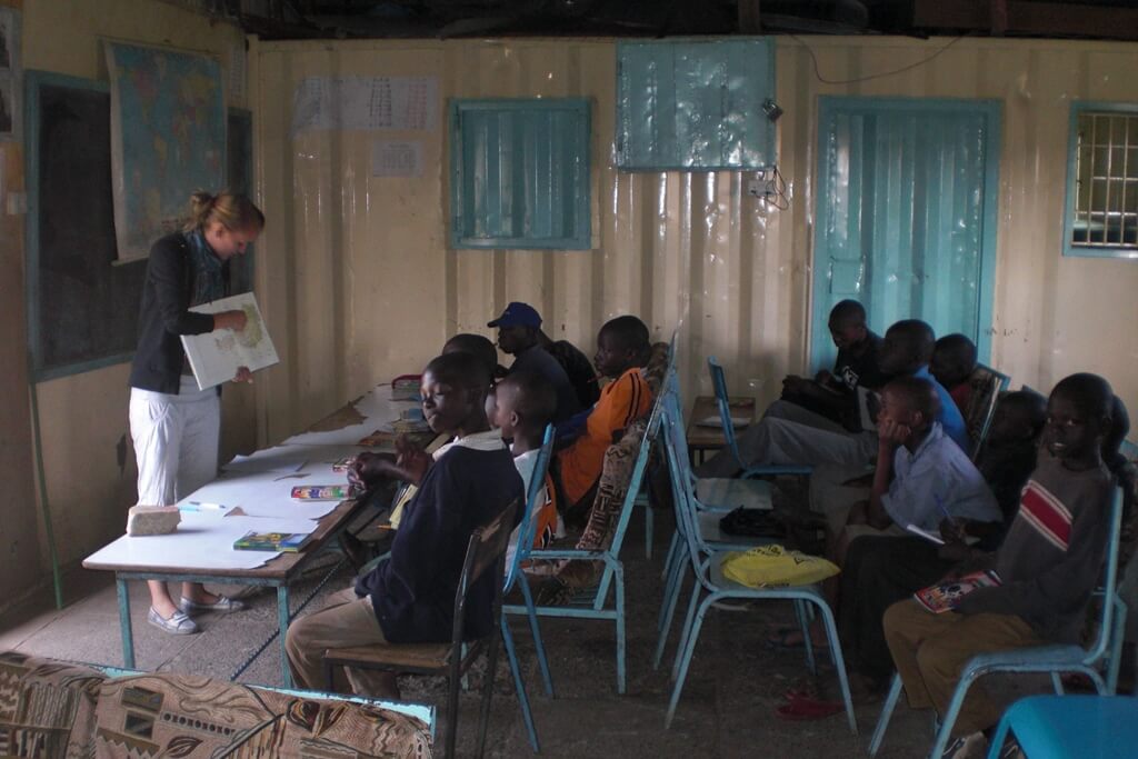 Bild: Freiwillige unterrichtet Kinder in einer Schulklasse