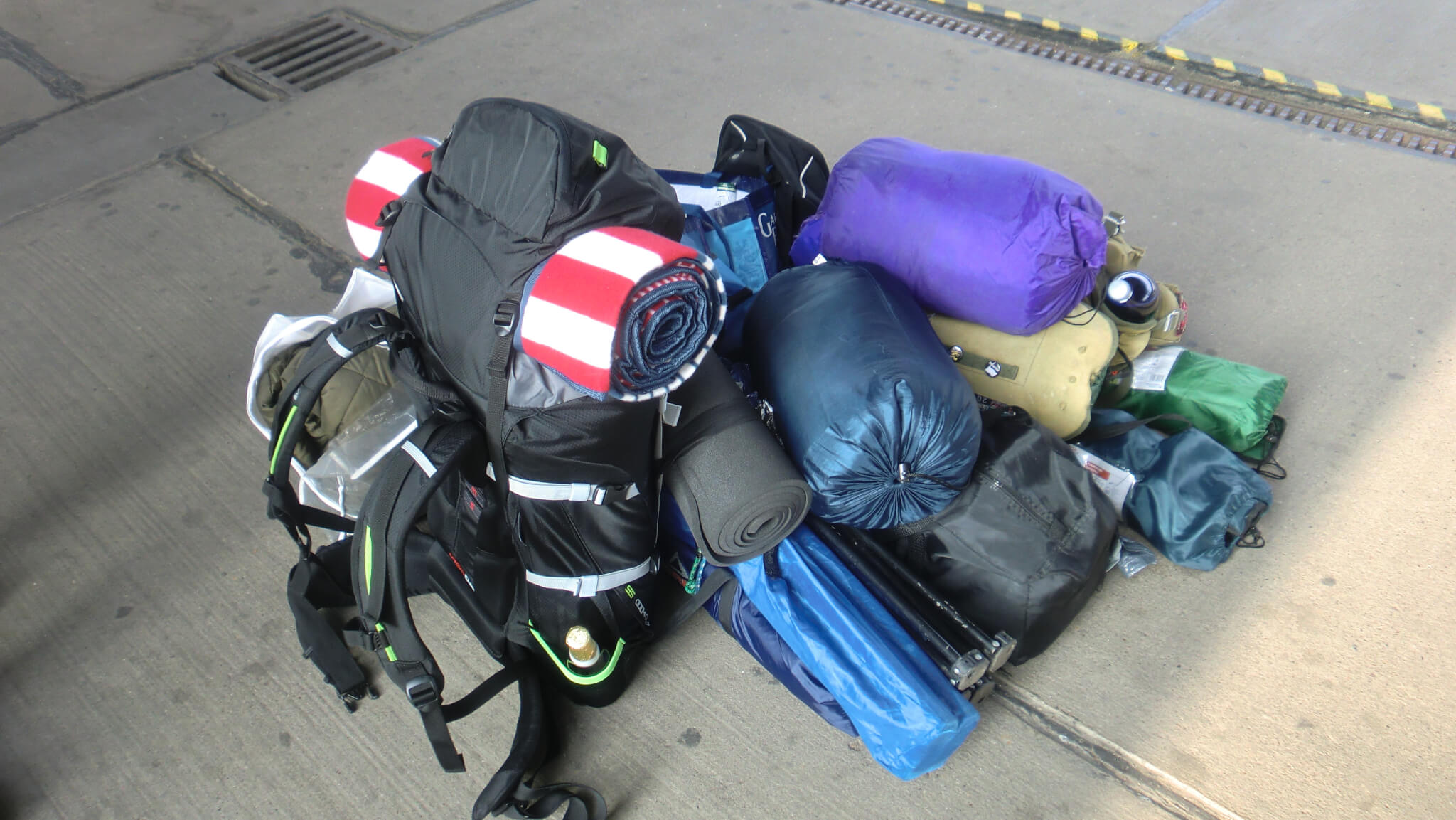 Bild: Reisegepäck auf der Straße zu einem Haufen gestapelt