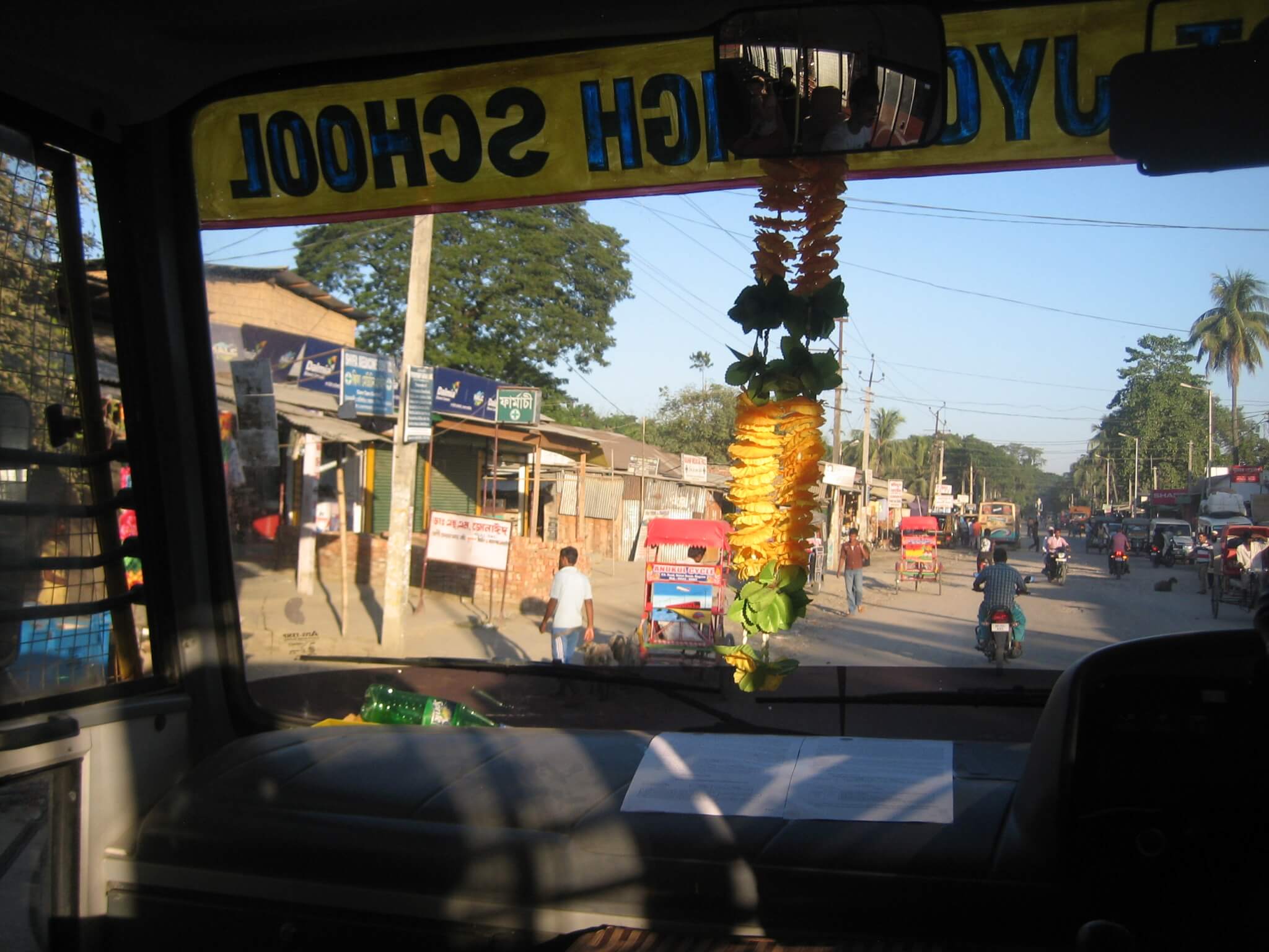 Bild: Blick aus dem Bus auf eine Straße