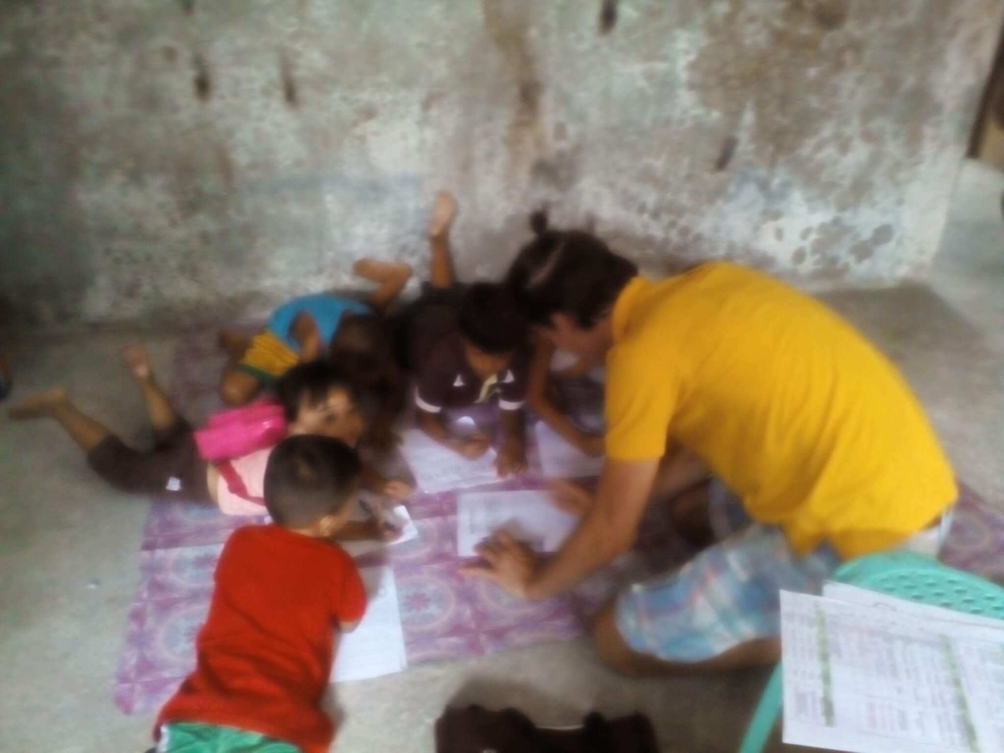 Bild: Kinder liegen am Boden und zeichnen