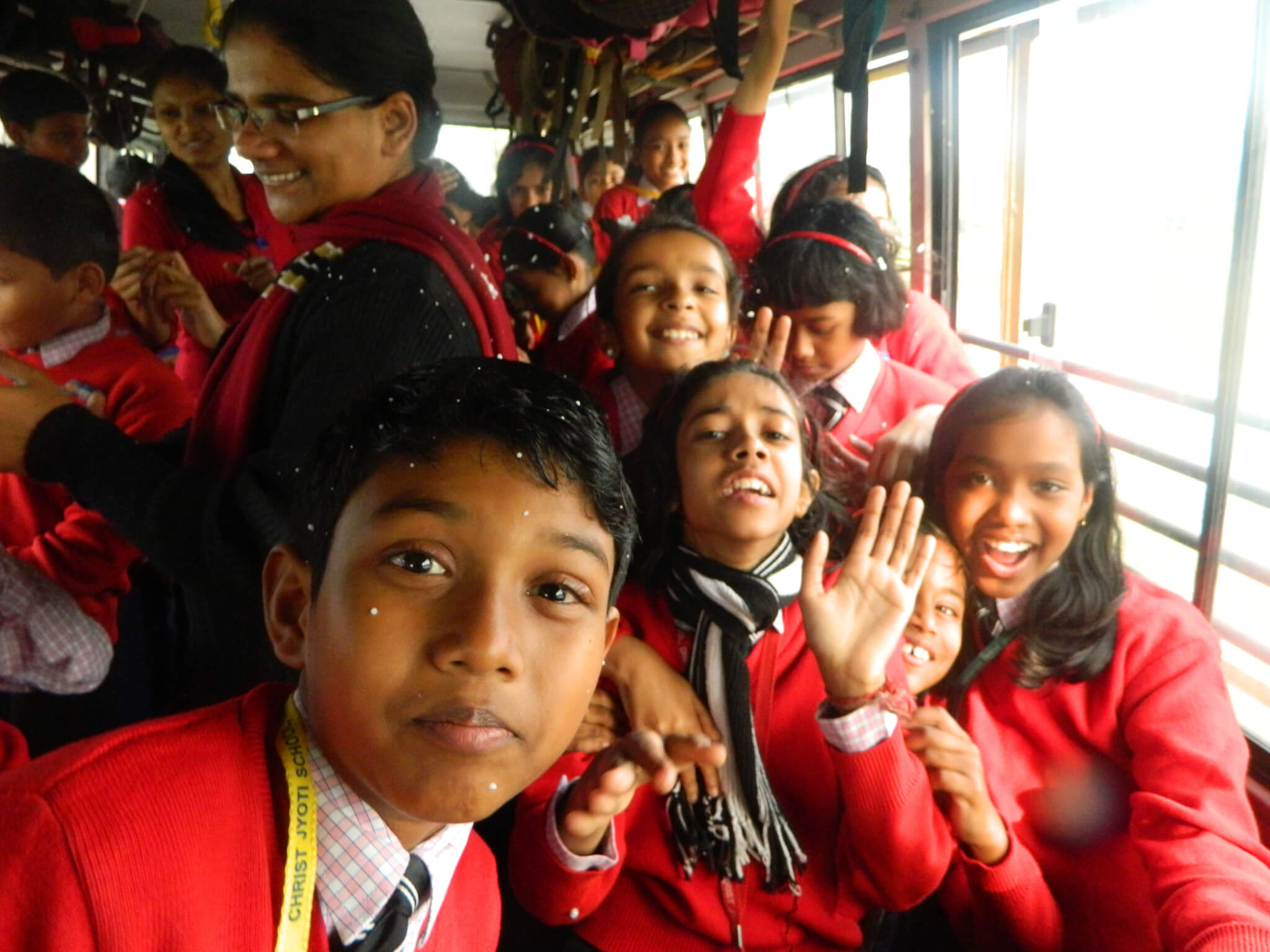 Bild: Kinder in Schuluniform in einem Bus