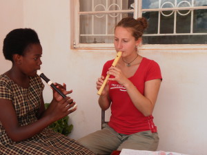 Frau und Freiwillige spielen Flöte