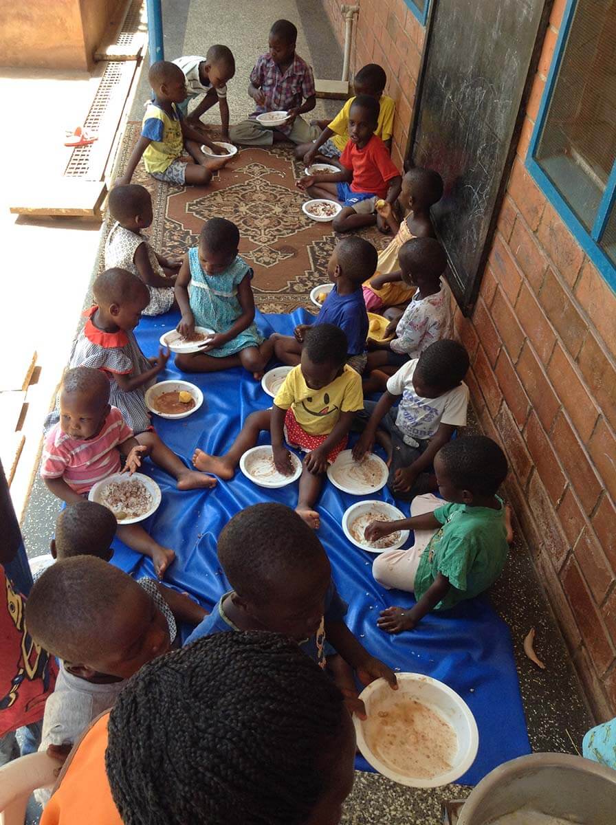 Bild: Kinder beim Mittagessen