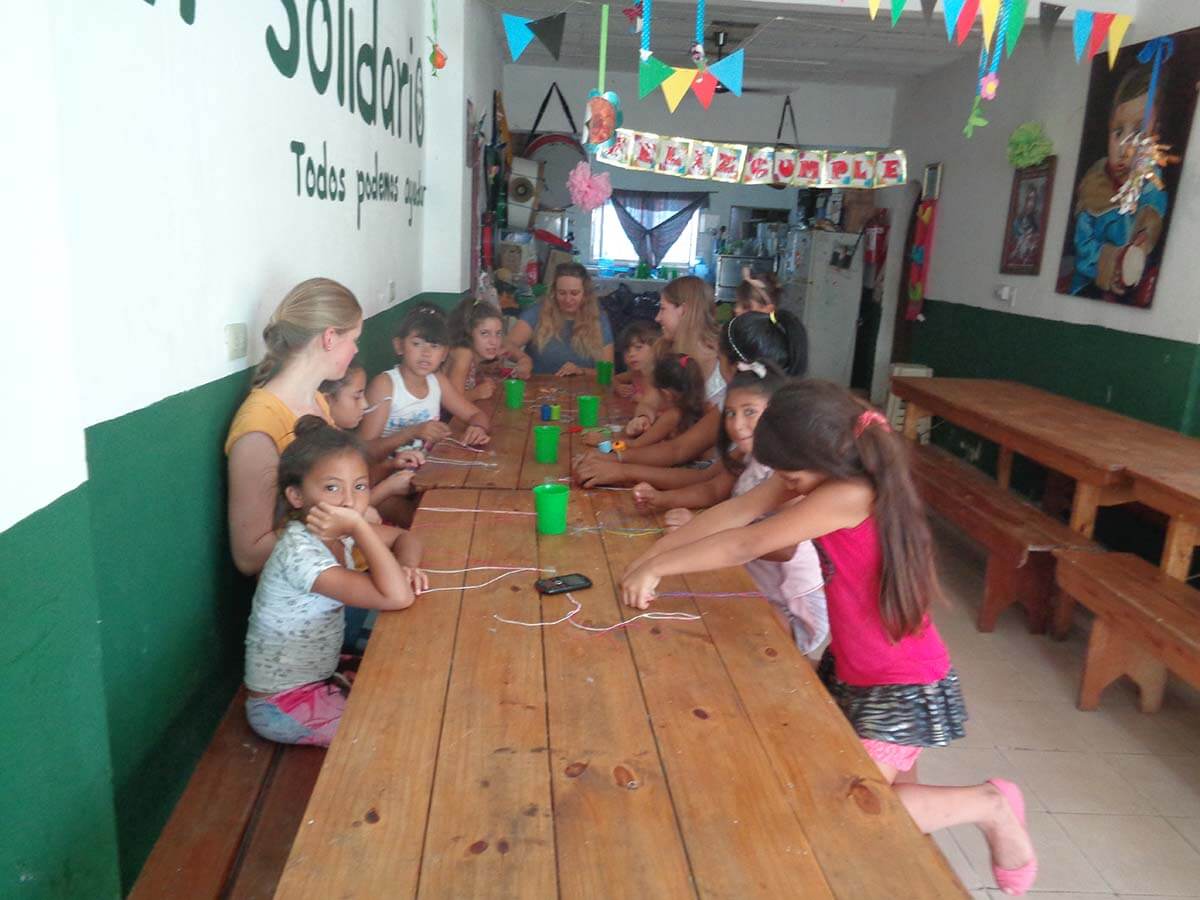 Bild: Kinder spielen an einem Tisch
