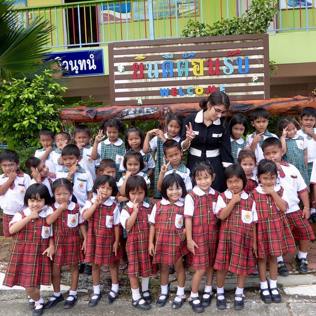 Bild: Freiwillige mit Schulklasse