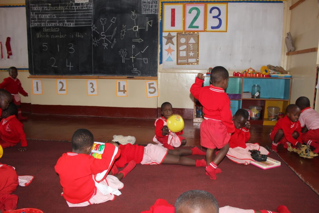 Bild: spielende Mädchen in einem Klassenzimmer