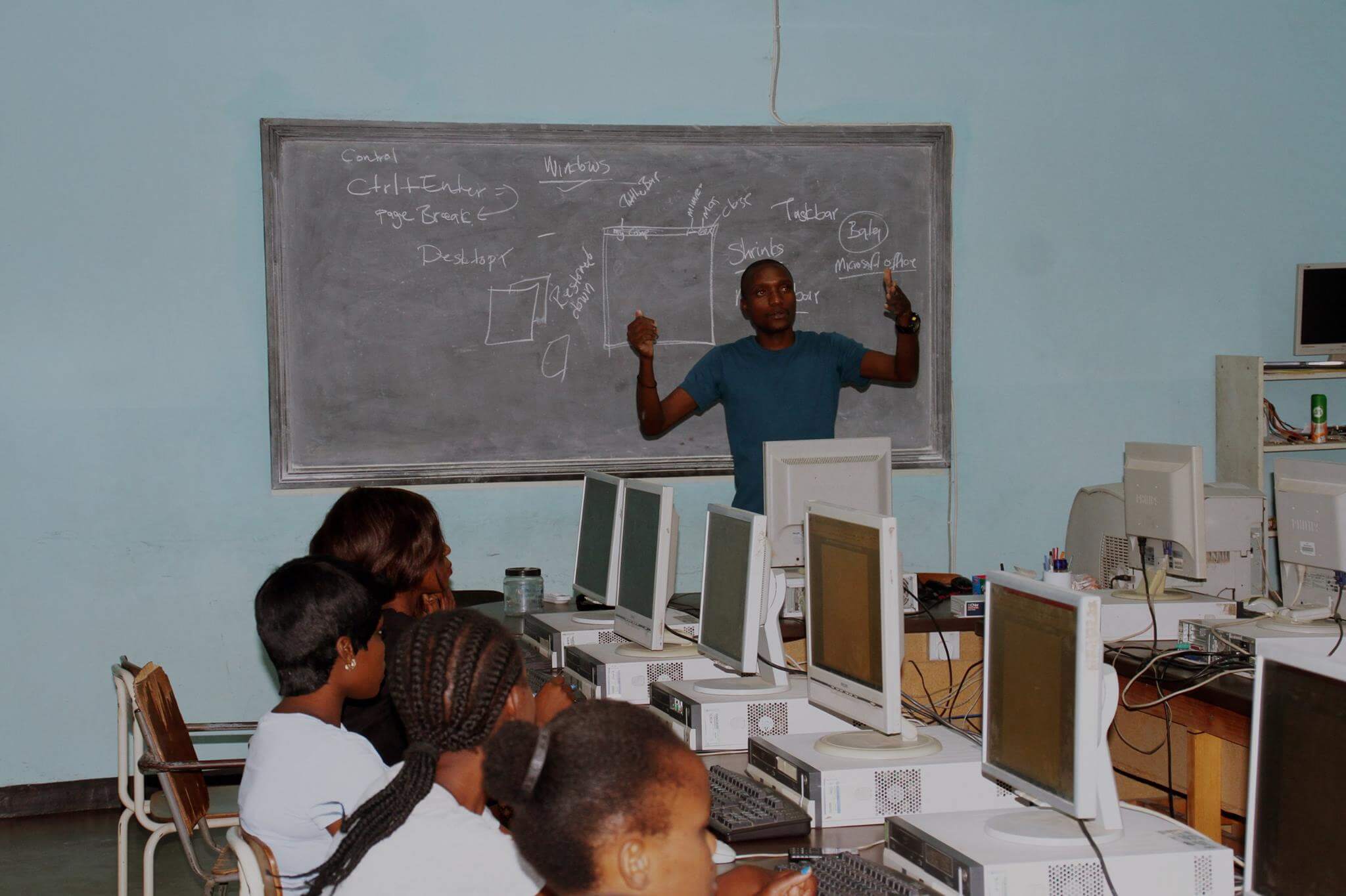 Ein Lehrer unterrichtet in einem Klassenzimmer