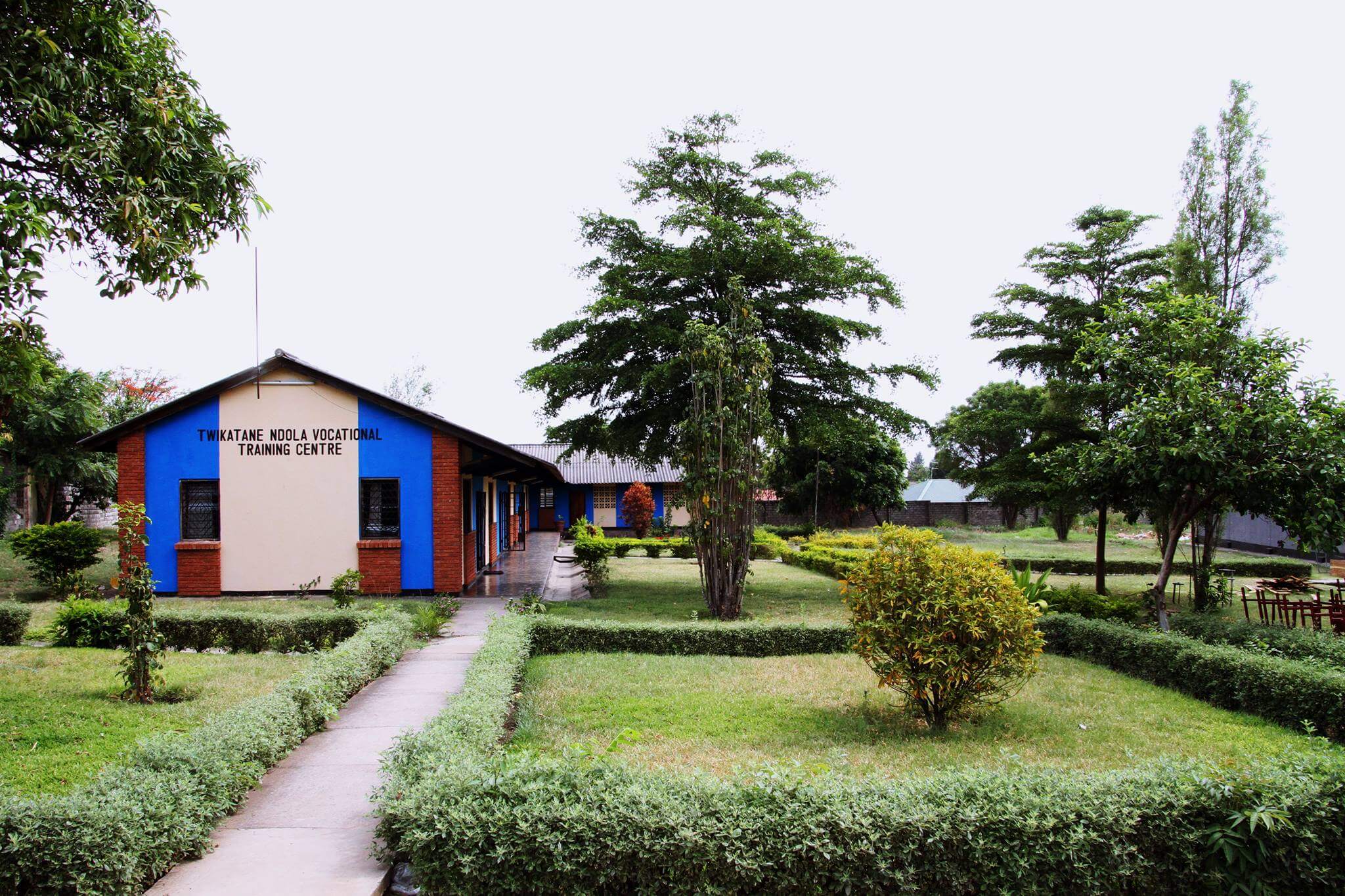 Ein Schulgebäude mit Gartenanlage