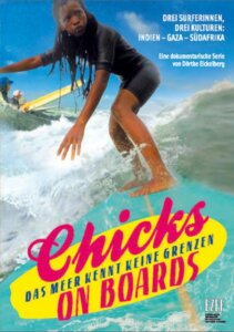 Surferin steht auf Surfboard, darunter der Filmtitel "Chicks on Boards - Das Meer kennt keine Grenzen"
