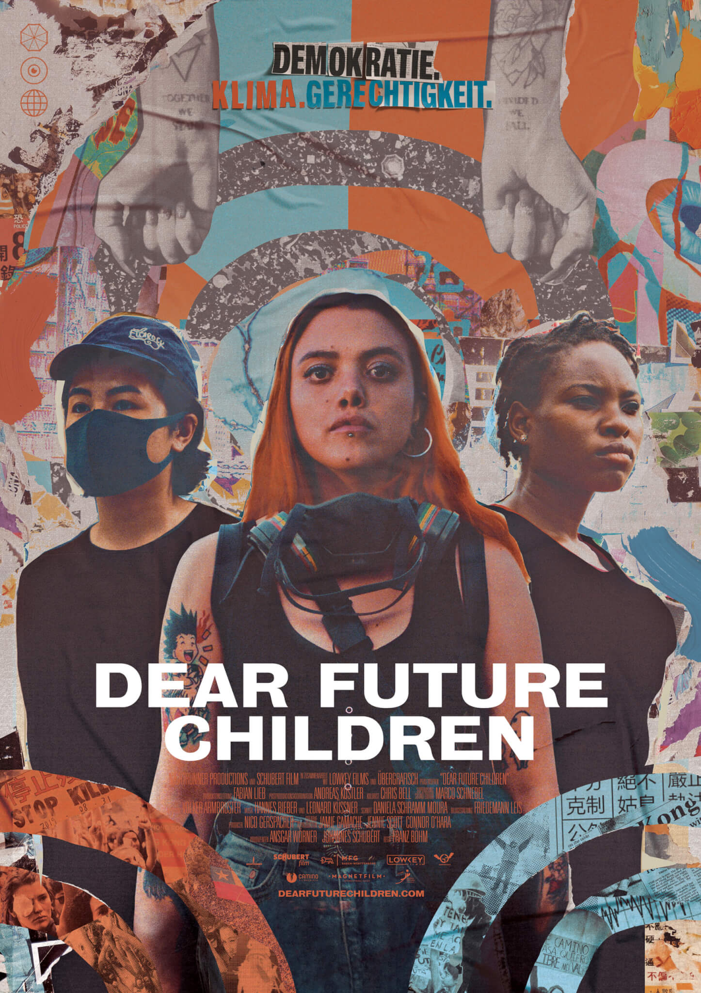 Filmplakat "Dear Future Children": 3 junge Frauen, darüber steht geschrieben Demokratie. Klima. Gerechtigkeit